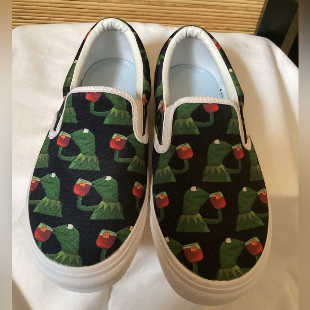 🐸 NEW Kermit the Frog slip on sneakers Sz 7 Kermit meme shoes Muppets